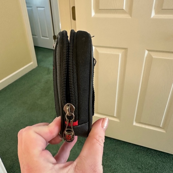 SwissGear by Wenger Small Digital Camera Case - Picture 3 of 4